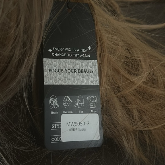 BEAUTIFUL WIG! Dark top of head, blonde throughout. Soft with bangs and layers. - Picture 5 of 9